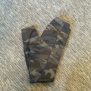 Athleta Contender 7/8 Tight Size S